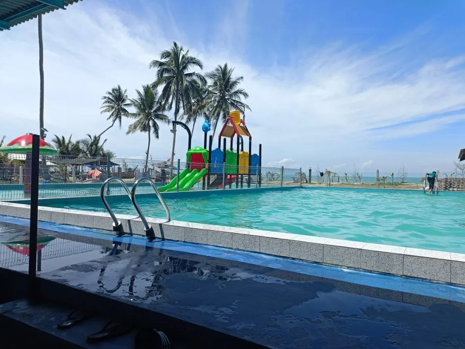 Kolam renang Pantai Tapang