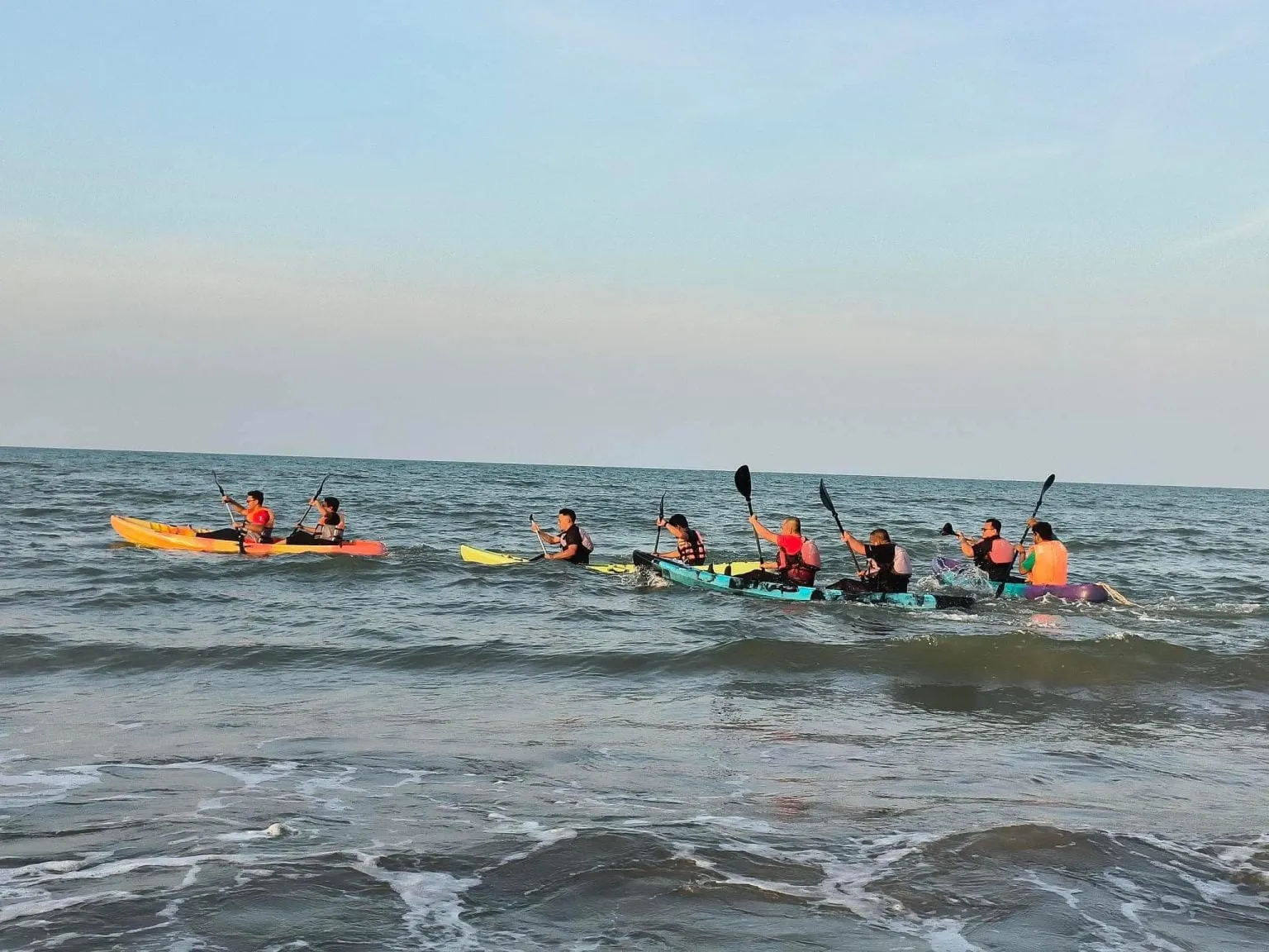 Aktiviti kayak di Pantai Tapang