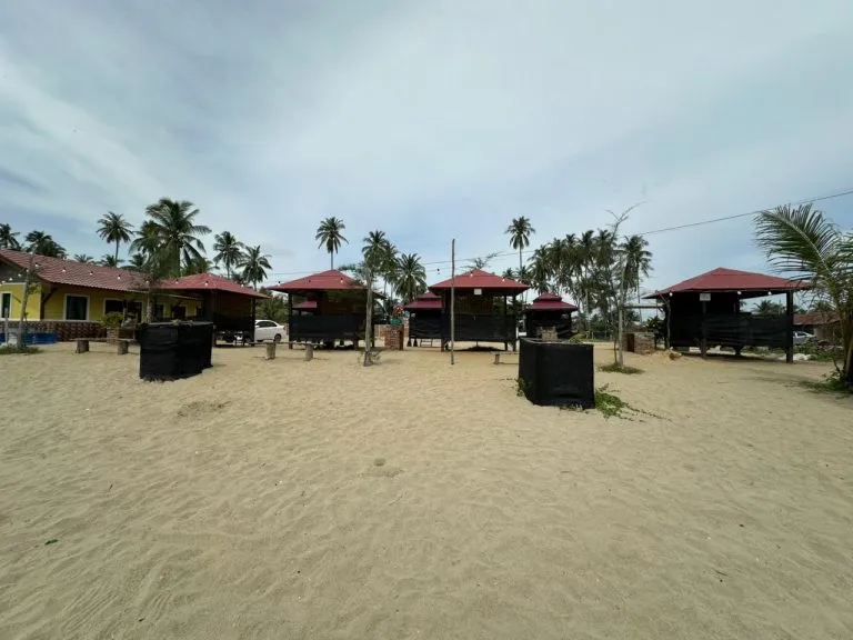Pandangan luas gazebo dan ruang berpasir untuk bersantai di Pantai Tapang
