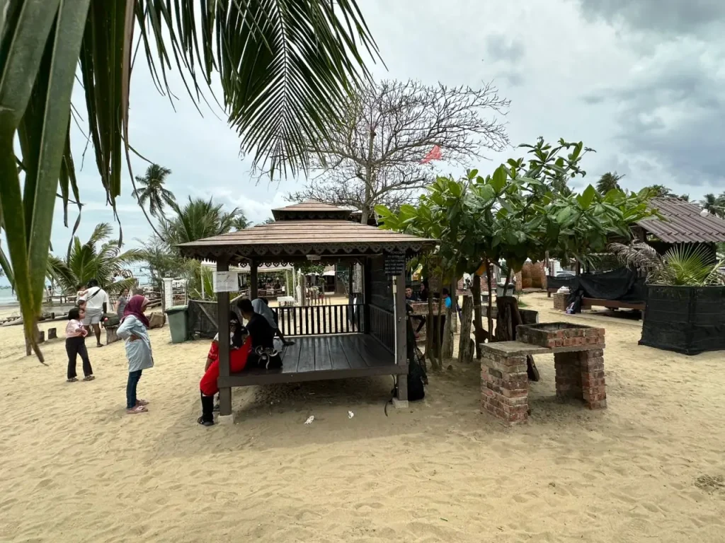 Gazebo kayu di kawasan berpasir Pantai Tapang