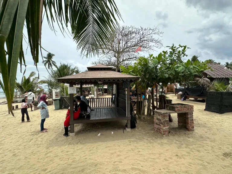 Gazebo kayu di kawasan berpasir Pantai Tapang